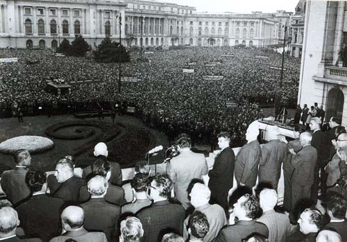 Чаушеску на митинге против введения советских войск в Чехословакию, август 1968 года. wikipedia