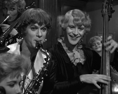 Героям Тони Кёртиса и Джека Леммона пришлось стать Жозефиной и Дафной. «В джазе только девушки», режиссёр Билли Уайлдер, 1959 год.

Фото: кадр из фильма