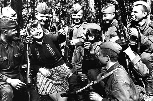 Зоя Федорова в перерыве концерта с бойцами одной из танковых частей Красной Армии, 1943 год. wikimedia