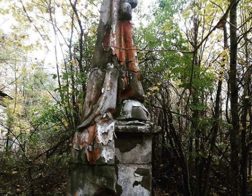 Памятник павшим воинам в покинутом селе Мартыновичи сегодня выглядит совершенно футуристически.

Фото: *instagram.com