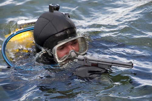 Боевой пловец с пистолетом СПП-1. Фото: Минобороны России