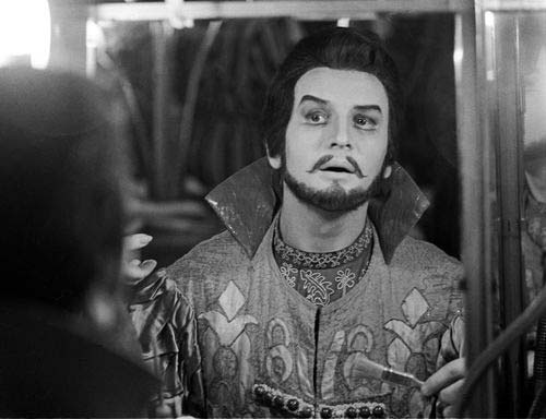 Александр Ворошило в гримерке Большого театра, 1980 год. Фото Александра Конькова /Фотохроника ТАСС