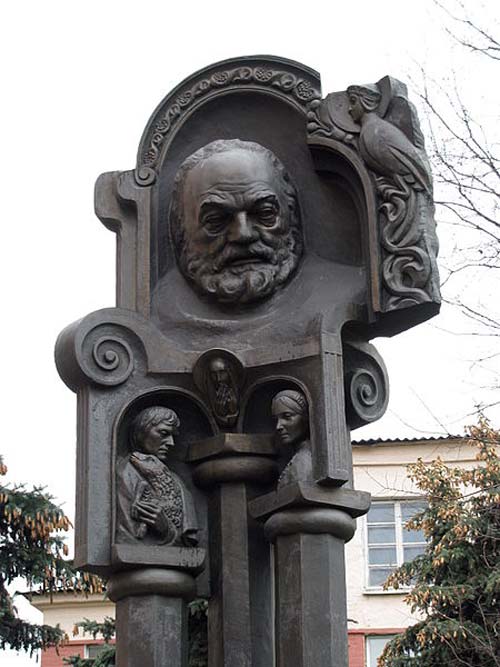 Памятник Сергею Параджанову в Киеве. wikimedia