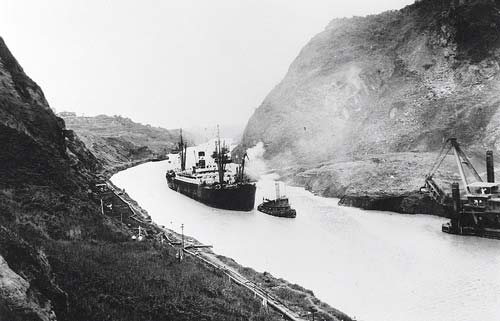 Пароход «Анкон» в Панамском канале 15 августа 1914 года
