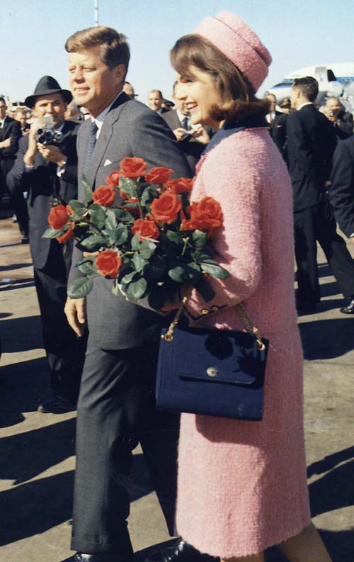 Жаклин Кеннеди обожала костюмы от Chanel. Один из них был на ней в день убийства ее мужа,   президента США Джона Кеннеди, 1963 год. Wikimedia