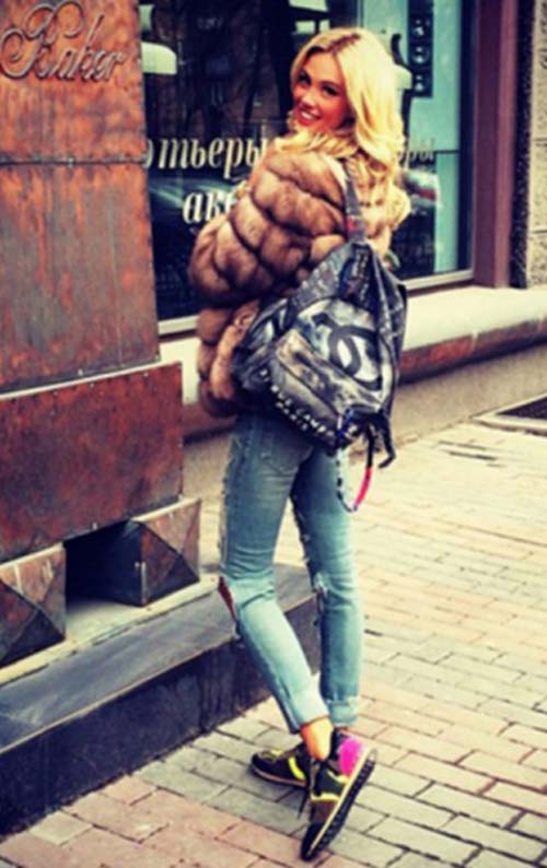 Оригинальный рюкзак из весенне-летней коллекции Chanel 2014 года оценили многие российские модницы,   одной из первых стала телеведущая Виктория Лопырева. Фото: Instagram* Виктории Лопыревой
