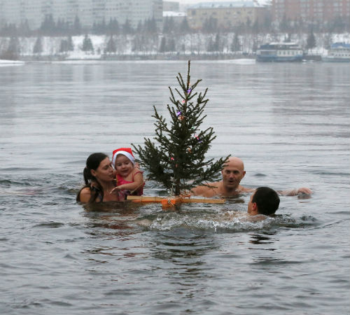 Красноярск, новогоднее купание в реке Енисей. Фото reuters.com