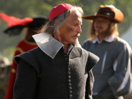 Лановой мечтал исполнить роль Д’Артаньяна, а сыграл кардинала Ришелье в сериале Сергея Жигунова «Три мушкетёра» в 2013 году.

Фото: кадр из фильма