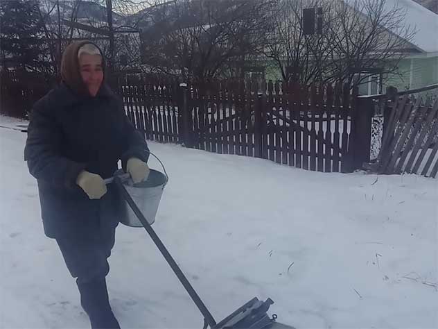 Алтайская пенсионерка добилась, чтобы районные власти возили ей воду