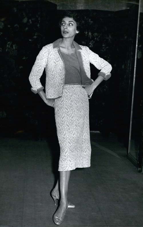 Коко Шанель лично представляет модель из своей коллекции, 1960 год. Globallookpress.com