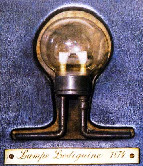 Электрическая лампочка.


Во всём мире принято считать, что электрическую лампочку придумал Томас Эдисон. Однако на самом деле он просто усовершенствовал изобретение Павла Яблочкова и Александра Лодыгина. Американец добился того, что лампочки могли гореть целых сто часов. Он также придумал цоколь, патрон и поворотный выключатель. Русские продвижением своего изобретения не занимались, а вот Эдисон сделал всё возможное, чтобы электрическая лампочка ассоциировалась у людей с его именем.

Фото: Allesmüller/wikipedia.org