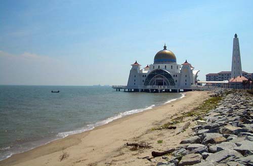 Мечеть «Селат Мелака» («Малаккский пролив») на берегу одноименного пролива. Источник: wikimedia.org