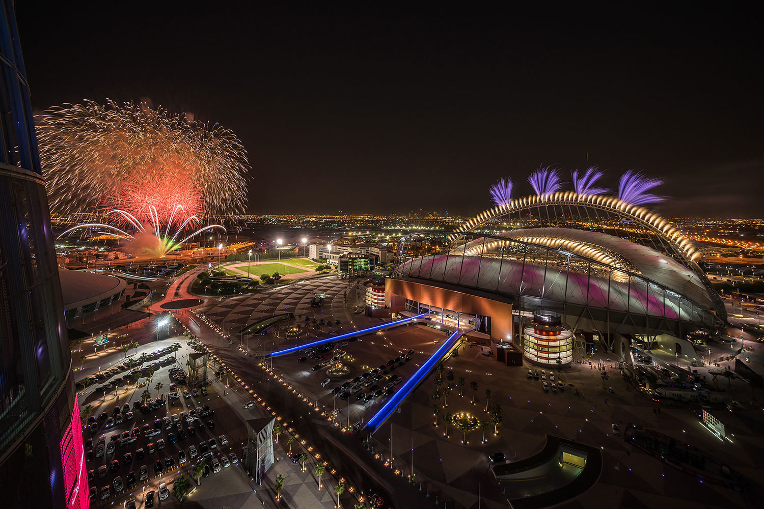 Khalifa International Stadium — первый стадион, который уже полностью готов к турниру. Для катарцев он культовый — ему 42 года, но в 2017-м его основательно реконструировали, превратив в самый современный из действующих стадионов планеты. На фото стадион принимает финал Кубка Катара по футболу 2017 года. Фото: sc.qa