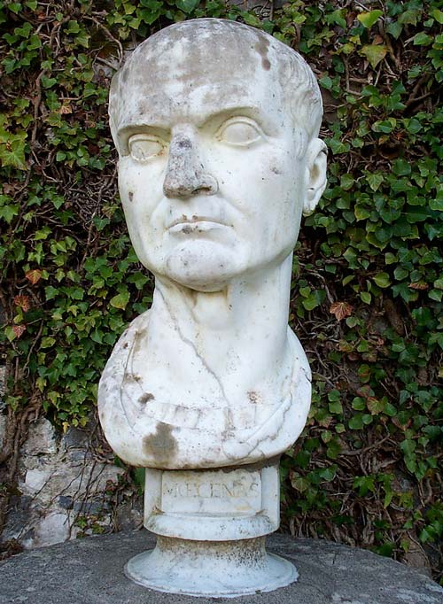 Меценат. Гай Цильний Меценат. (68 г. до н.э. – 8 г. н.э.), римский государственный деятель, известный как большой ценитель искусства. Он был заступником литераторов, но, в то же время, истовым критиком. Меценат родился в богатой семье, но в течение жизни не просто тратил наследство, а преумножал его. 40 лет он верно служил Октавиану, ставшему императором Августом. За многочисленные добрые поступки в отношении Октавиана был награжден и последние годы провел в роскоши на Эсквилинском холме, в собственном дворце. В какой-то период времени он образовал свой кружок, куда входили поэты Вергилий, Гораций и автор элегий Проперций. Горацию Меценат подарил усадьбу в Сабинских горах, а тот его всюду прославлял как простого и искреннего человека. Таким он и остался в умах современников и заслужил право обозначения всякого богатого покровителя наук и искусств. Фото: Wikipedia