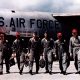 Экипаж В-52, «носивший демократию» во Вьетнам. Бомбы на фюзеляже указывают на количество боевых вылетов. Фото: ВВС США (U. S. Air Force)