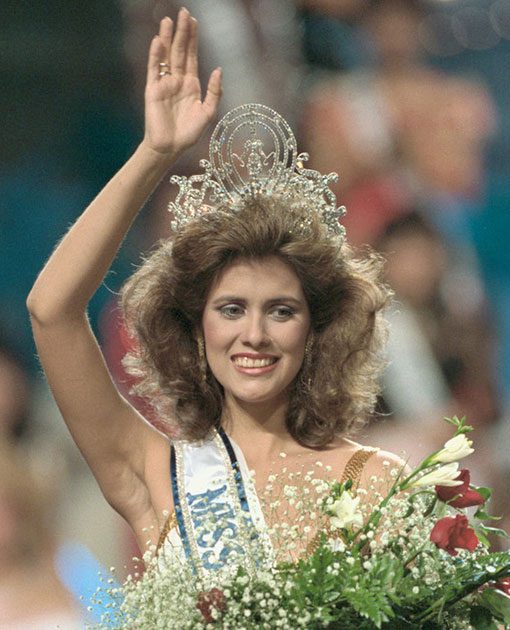 Не приглянулась мужчинам и Дебора Карти Деу из Пуэрто-Рико, победившая на Мисс Вселенная-1985. В рейтинге самых привлекательных Мисс Вселенная за всю историю конкурса она оказалась на самом последнем месте.
