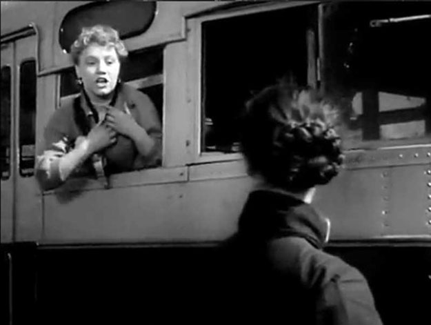 Кадр из фильма «Человек родился» 1956 год. Веселая кондукторша Сима