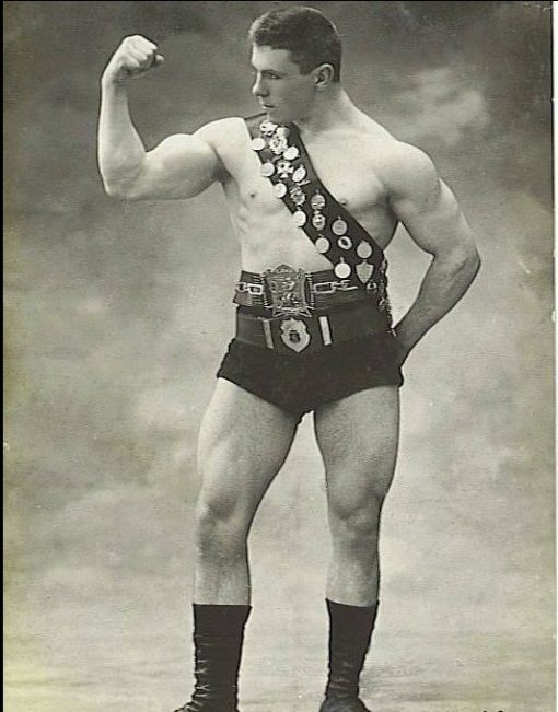 Георг Гаккеншмидт — первый русский «бодибилдер», телом которого восхищались как в России, так и в Америке. Георг известен как приверженец необычных упражнений, благодаря которым он и вошел в историю. Например, он поставил до сих пор не побитый рекорд, одной рукой выжав штангу в 145 кг.