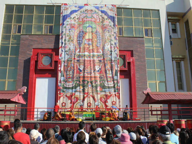 Праздник завершился ритуалом  омовения и освящения большой танки  Будды Шакьямуни, вывешенной на фасаде хурула     

Фото: EG.RU