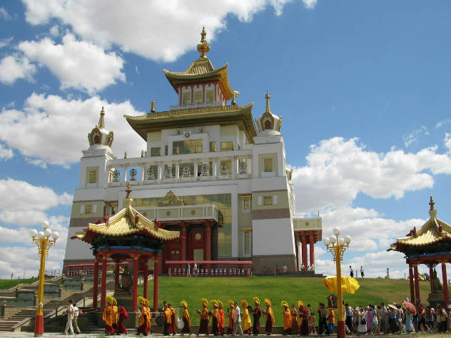 Монахи во время обряда обходят вокруг главного буддийского храма  Калмыкии  «Золотая обитель Будды Шакьямуни»  

Фото: сайт центрального хурула Калмыкии
