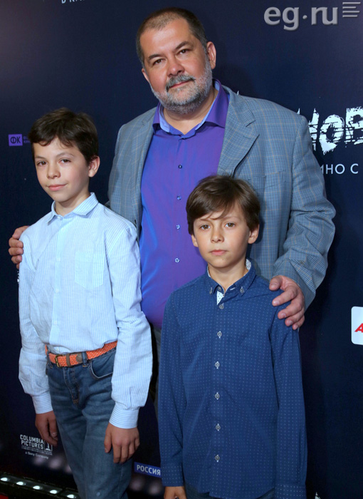 Сергей Лукьяненко с сыновьями