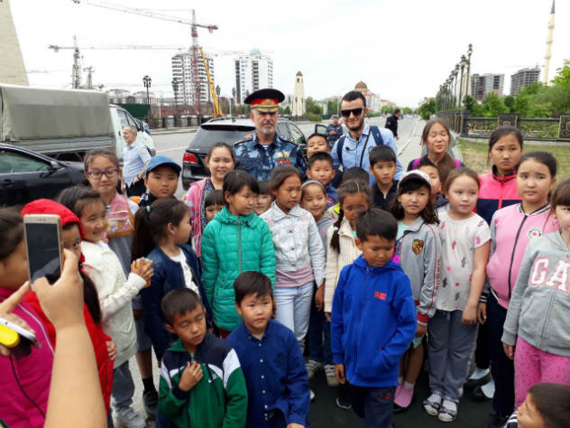 Министр МВД Чечни с третьеклассниками из Калмыкии, Грозный