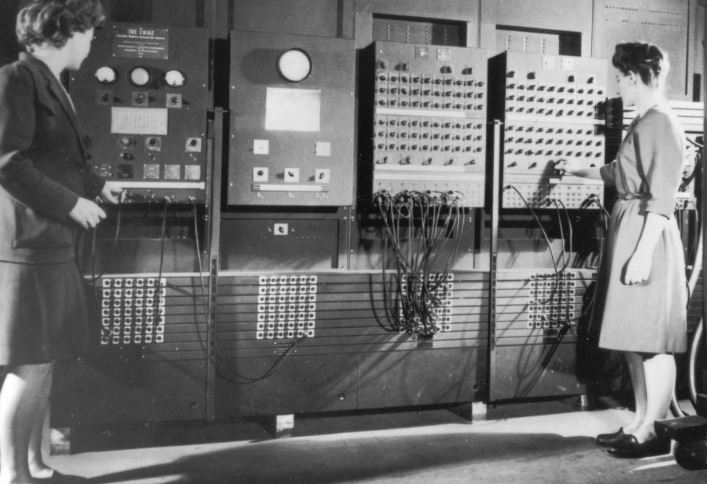 1) ENIAC — первый компьютер (1945) 

Первый в истории компьютер (или то, что можно им считать) появился еще в 1945 году. Параллельные разработки вели несколько стран и ближе к успеху была гитлеровская Германия, но конец войны принес победу в гонке технологий Штатам. ENIAC был создан по заказу армии для расчета специальных таблиц ведения артиллерийского огня, а также изучения потенциальных возможностей термоядерного оружия и водородной бомбы. За 30 секунд ENIAC делал то, на что человеку требовалось 20 часов. Эта ЭВМ существовала в единственном экземпляре, что не удивительно: компьютер весил 27 тонн и под него построили помещение длиной 30метров. Всего машина занимала площадь 167 квадратных метров.