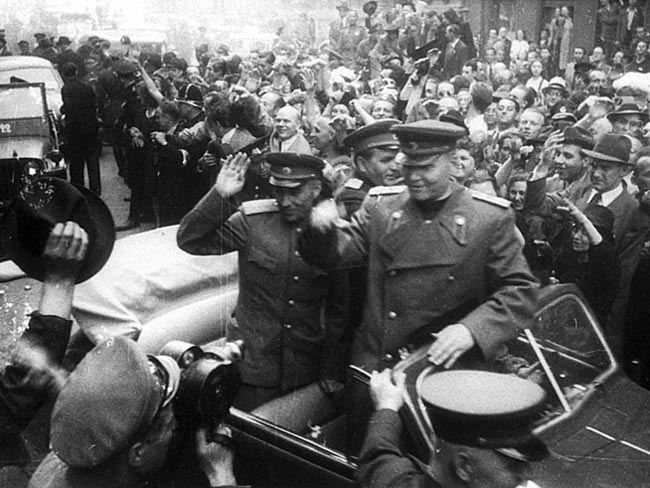 Маршала-Конева-приветствуют-жители-освобожденной-Праги,-1945-год