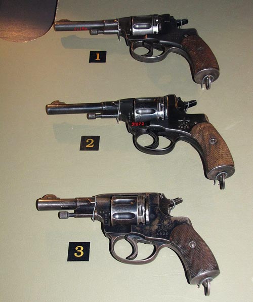 Модификации револьвера Наган, использовавшиеся сотрудниками НКВД. Источник: wikipedia.org