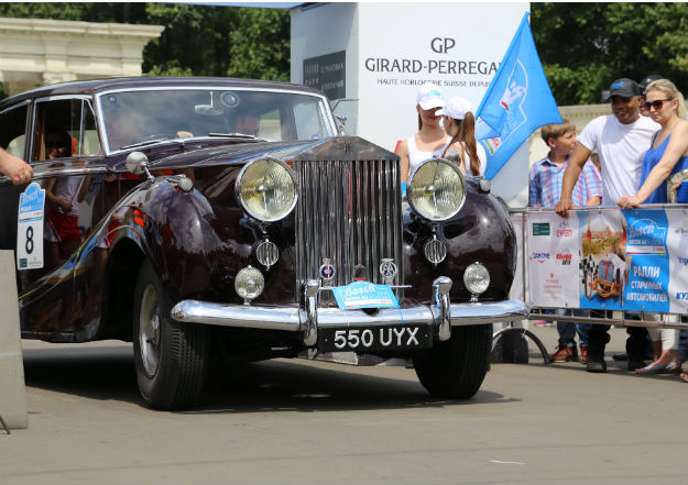 Одним из первых на старт вышел шикарный Rolls-Royce. Источник: EG.RU/МИХАЙЛОВ ДМИТРИЙ