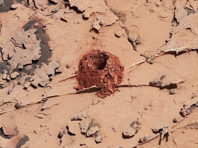 Американский марсоход на поверхности красной планеты.