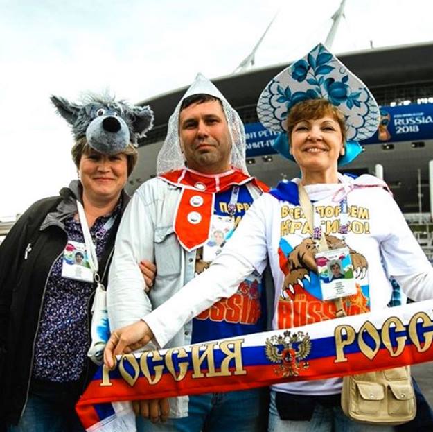 Наши болельщики прихватили с собой костюмы волков, русско-народную атрибутику и символику. (Фото: Instagram*)
