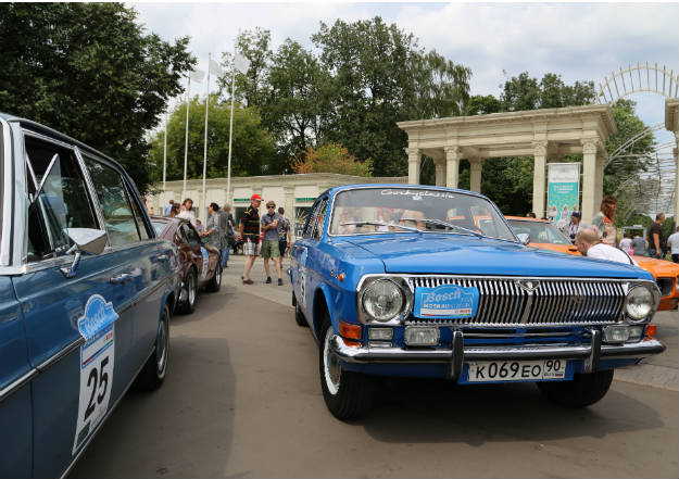 Одним из гостей мероприятия стала и легендарная «Волга» в ярком синем цвете. Источник: EG.RU/МИХАЙЛОВ ДМИТРИЙ