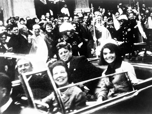 22 ноября 1963 года. Через несколько мгновений Джон Кеннеди (на фото второй справа, рядом с ним жена Жаклин) будет убит. Источник: wikimedia.org