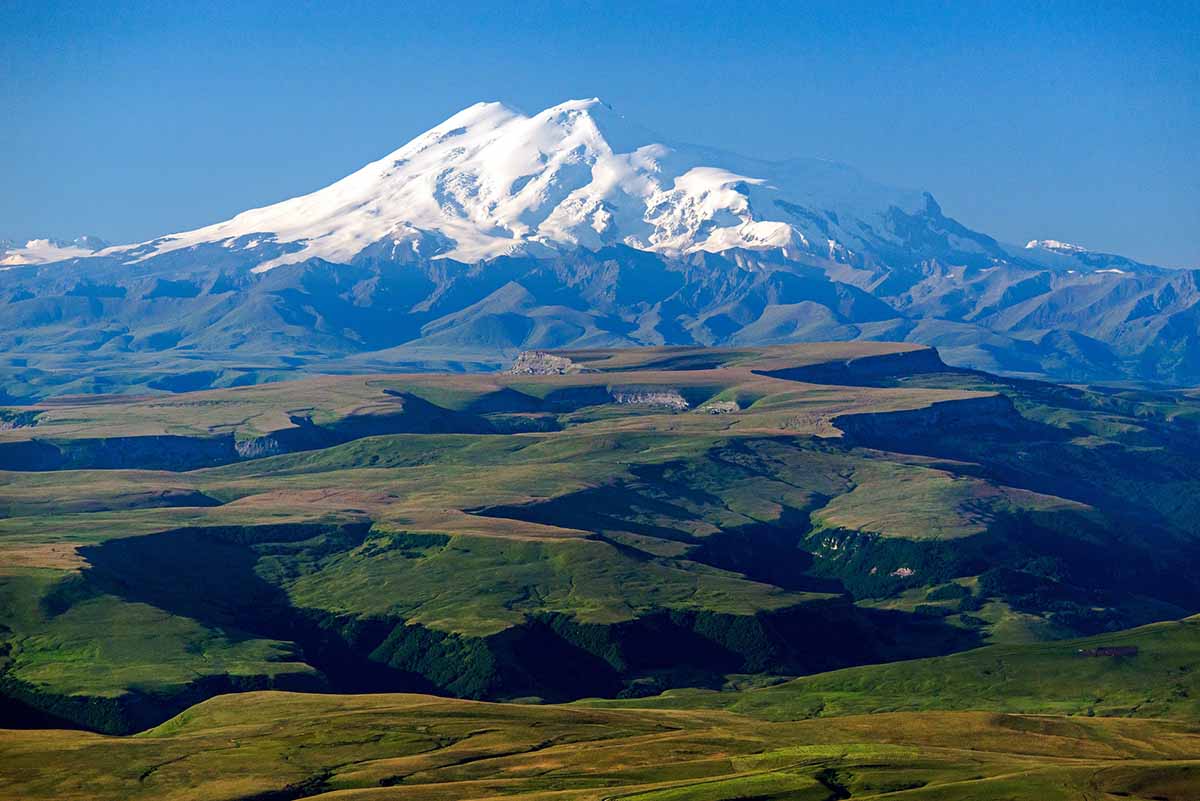 Гора Эльбрус, самая высокая вершина в Европе. Находится на границе Кабардино-Балкарии и Карачаево-Черкесии. Фото globallookpress.com