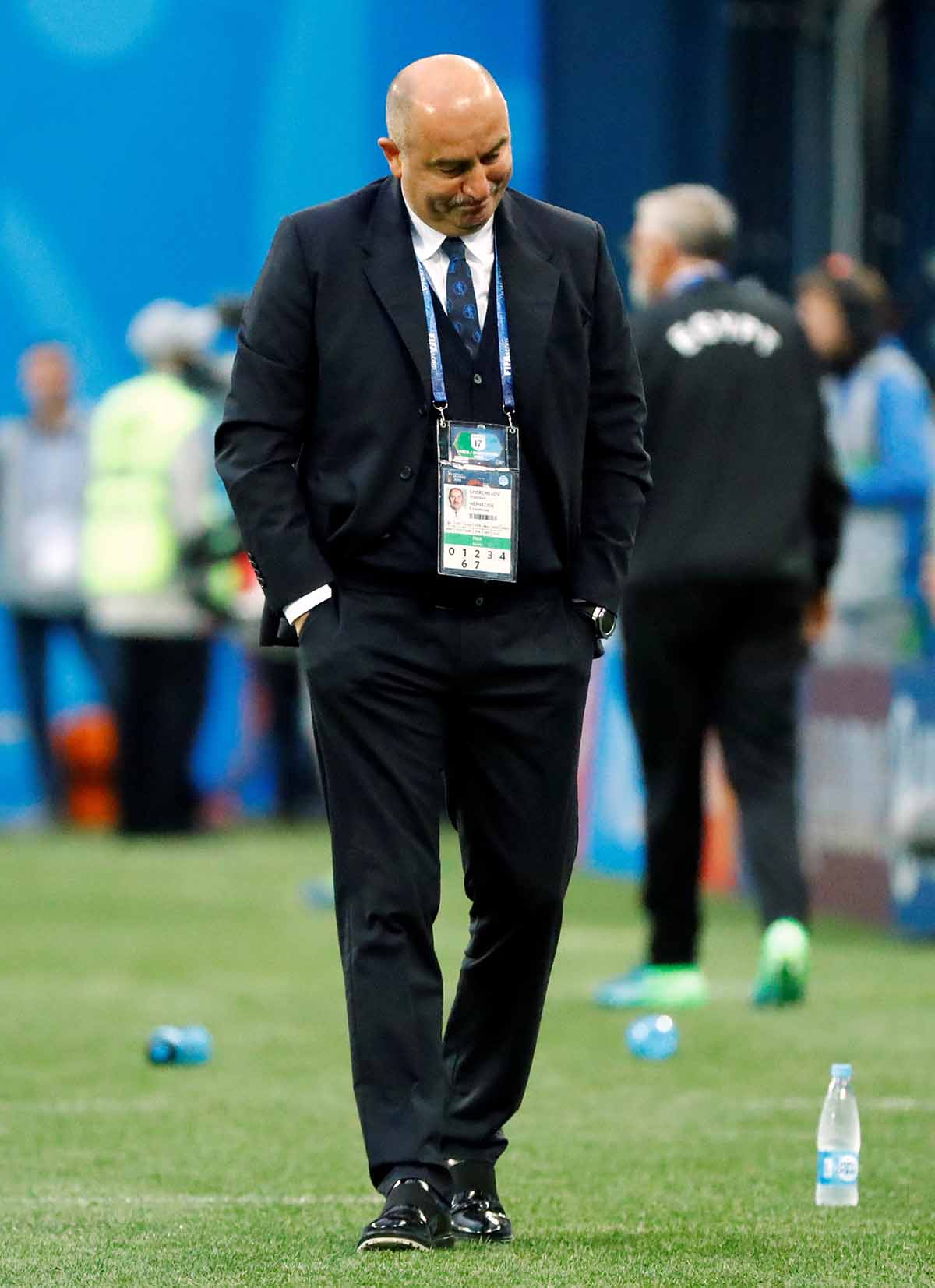 В матче были моменты, когда Станиславу Черчесову было о чем задуматься. (Фото: © Reuters)