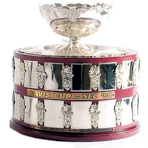 Кубок Дэвиса 1988 года, который Борис завоевал со сборной ФРГ, уйдет в хорошие руки по цене от 6500 ф. ст.