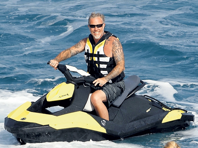 54-летний фронтмен рок-группы «Metallica» Джеймс Хэтфилд отдохнул с семьёй на греческом острове Миконос