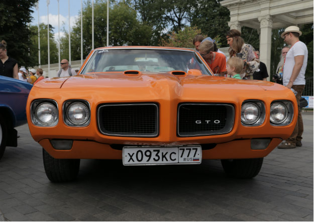 В мероприятии могли принять участие авто, которые были не позднее 1988 года выпуска, например яркий Pontiac GTO. Источник: EG.RU/МИХАЙЛОВ ДМИТРИЙ