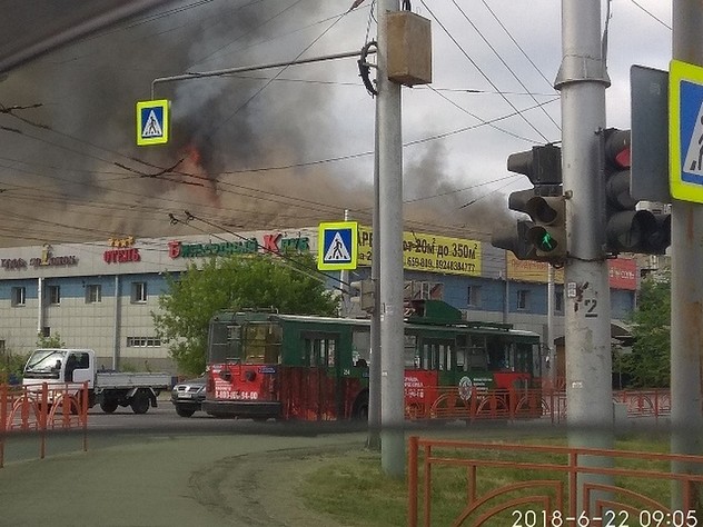В Иркутске загорелась кровля гостиницы