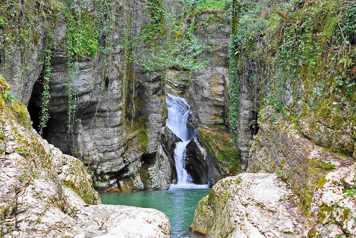 Агурские водопады, Сочи, Краснодарский край. (Фото: wikimedia.org)