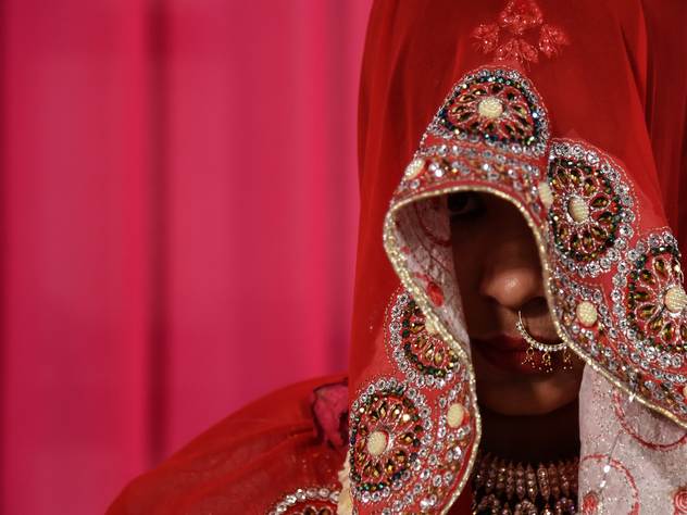 Отказ невесты от брака в Индии нередко перерастает в драку.