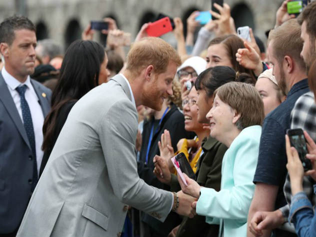 Принц Гарри во время визита в Ирландию поговорил с местными жителями