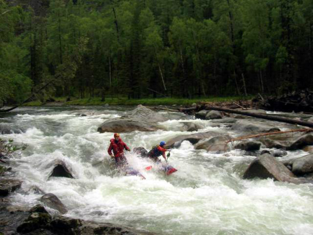 МЧС в Хакасии ищет туристов с перевернувшегося на горной реке катамарана