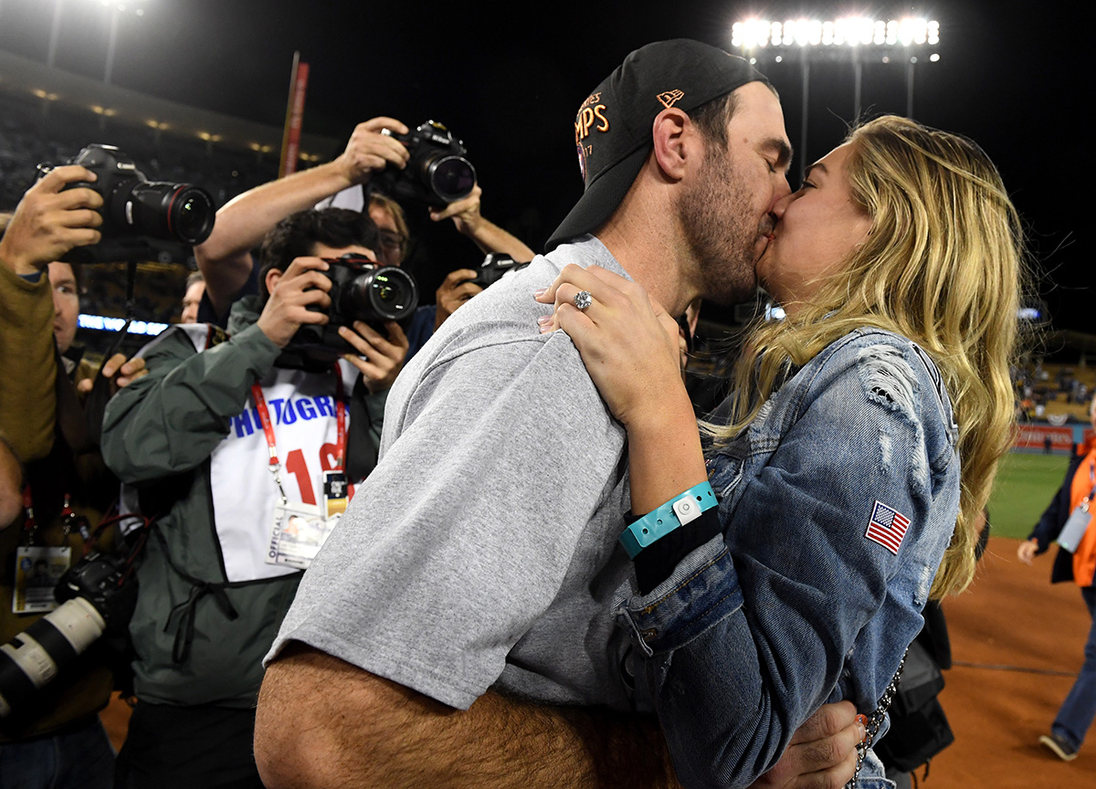 Кейт Аптон поздравляет мужа, бейсболиста Джастина Верландера с победой его команды в матче «Всемирной серии»