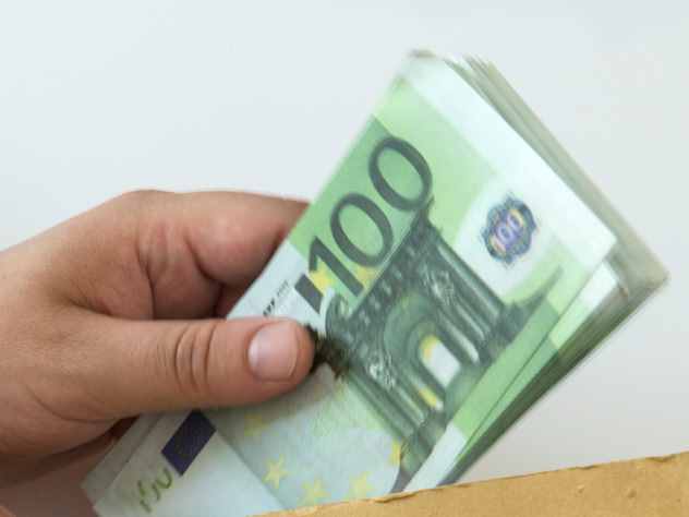 Курс евро опутился ниже 76 рублей
