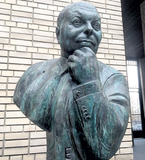 Почему у памятника Егорке Гайдару всего одна рука? Потому что вторая - НЕВИДИМАЯ РУКА РЫНКА!