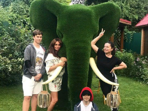 Королева сфотографировалсь с огромным зеленым слоном