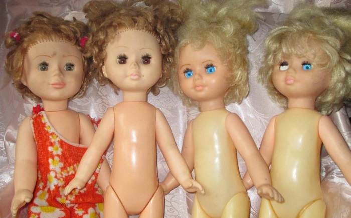 Куклы времен СССР можно продать за две тысячи рублей. Можно и дороже,в зависимости от сохранности игрушки и гардероба