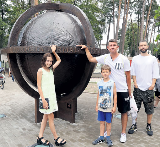 Братья Кристовские с наследниками у глобуса, который спроектировал их дед-архитектор Владимир Владимирович